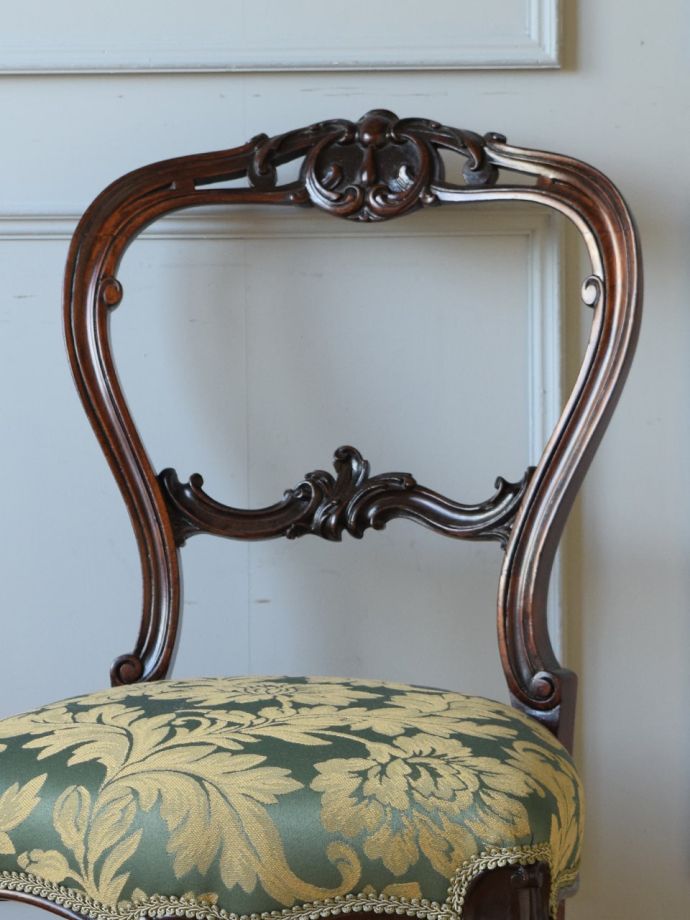 背もたれが美しいアンティークの椅子