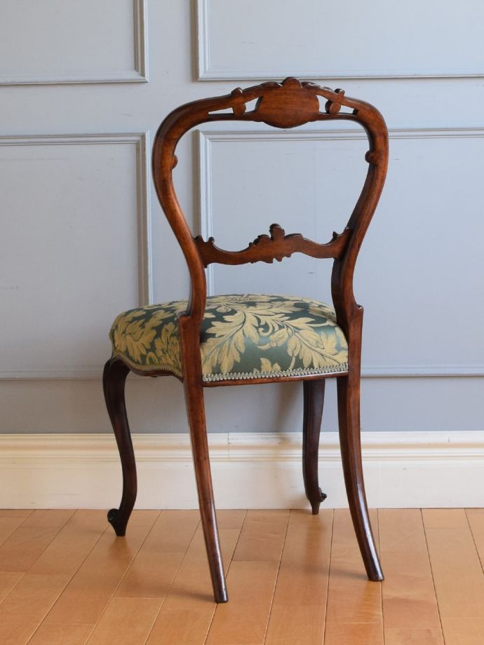 アンティークのサロンチェアの後ろ姿