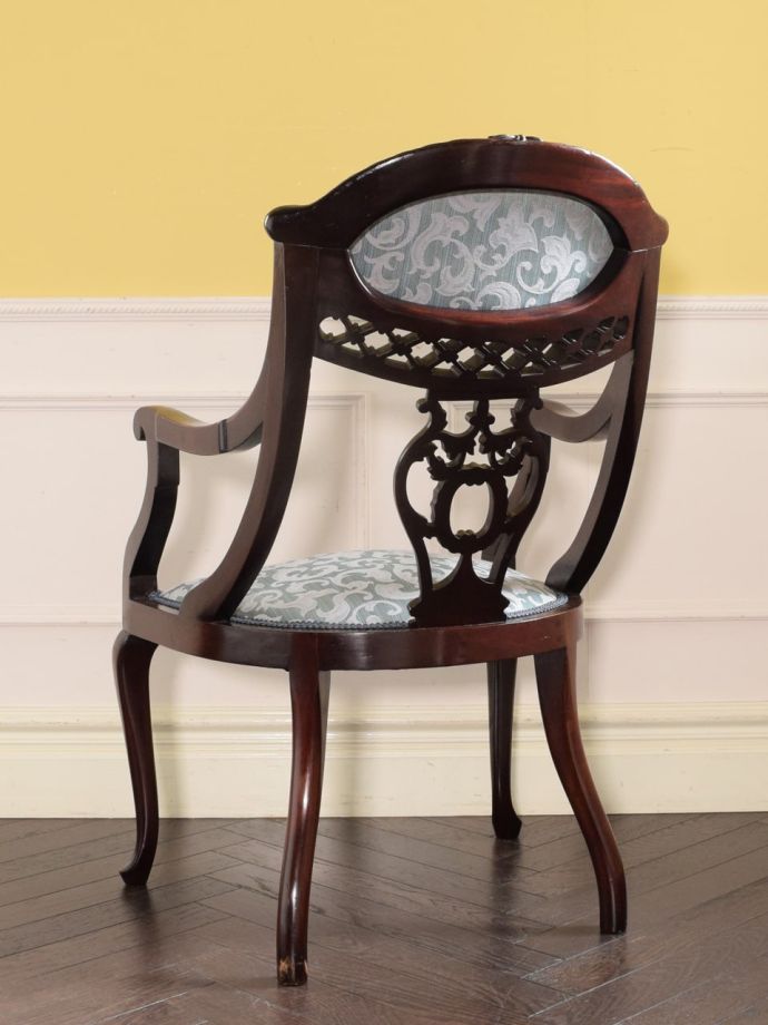 アンティークのサロンチェアの後ろ姿