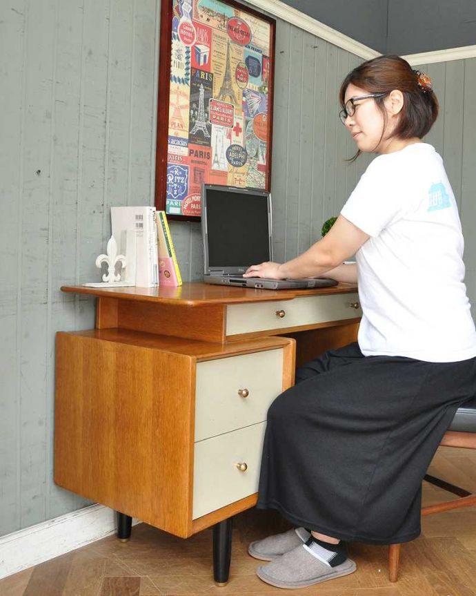 G-PLAN(Gプラン) アンティーク家具 ビンテージの北欧家具、色合いもカッコイイG-planのデスク(Tola&Black)。仕事にも、自分だけの時間にも・・・ここに座るだけで、なんだか仕事が出来る自分になった気分。(k-1845-f)