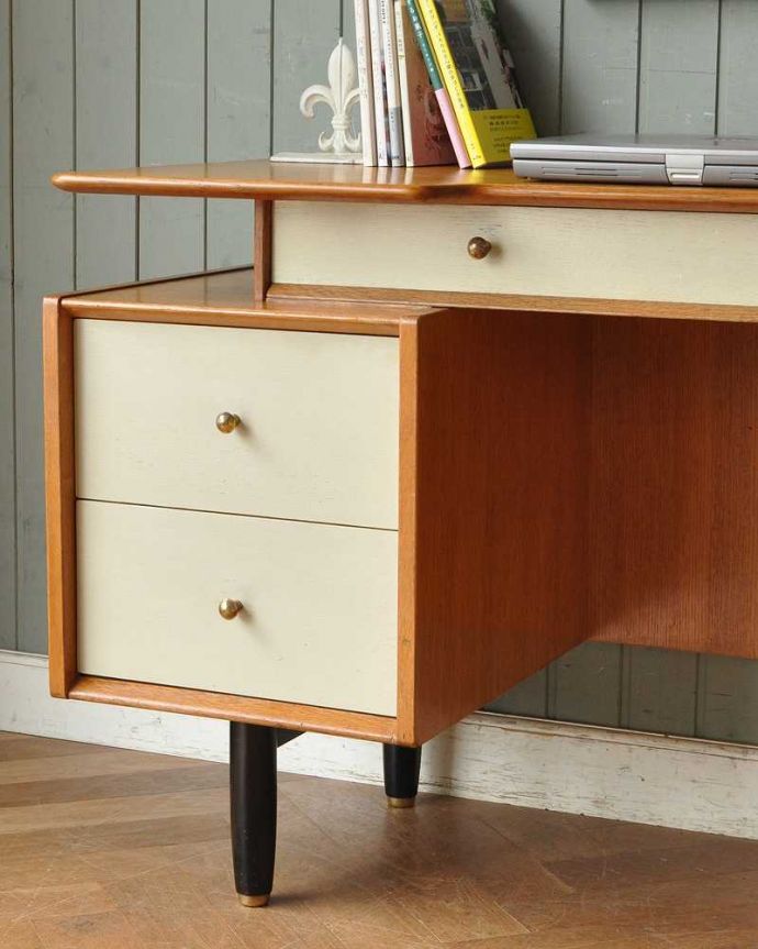 G-PLAN(Gプラン) アンティーク家具 ビンテージの北欧家具、色合いもカッコイイG-planのデスク(Tola&Black)。どこに置いても似合います。(k-1845-f)