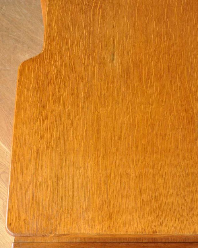 G-PLAN(Gプラン) アンティーク家具 ビンテージの北欧家具、色合いもカッコイイG-planのデスク(Tola&Black)。天板を近くから見ると・・・デスクは天板を使う家具なので、キレイにお直ししました。(k-1845-f)