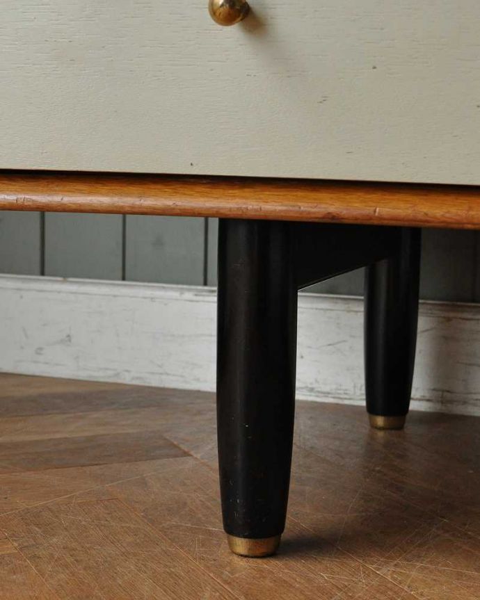 G-PLAN(Gプラン) アンティーク家具 ビンテージの北欧家具、色合いもカッコイイG-planのデスク(Tola&Black)。女性1人でラクラク運べちゃう仕掛けHandleのアンティークは、脚の裏にフェルトキーパーをお付けしています。(k-1845-f)