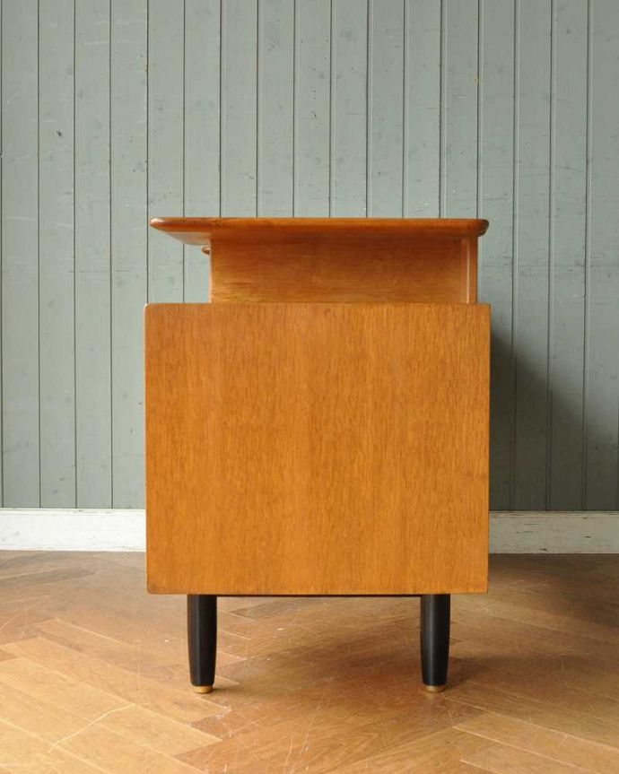 G-PLAN(Gプラン) アンティーク家具 ビンテージの北欧家具、色合いもカッコイイG-planのデスク(Tola&Black)。横顔も美しく!こんな風に見えますもちろん、横側もキレイに修復しているので、横から見てもキレイです。(k-1845-f)