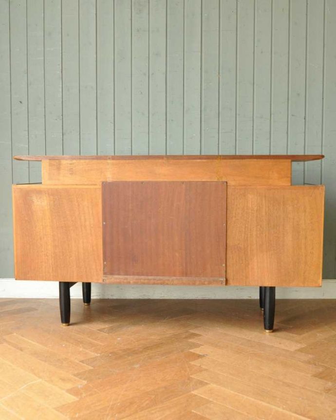 G-PLAN(Gプラン) アンティーク家具 ビンテージの北欧家具、色合いもカッコイイG-planのデスク(Tola&Black)。後ろ姿もキレイなんです。(k-1845-f)