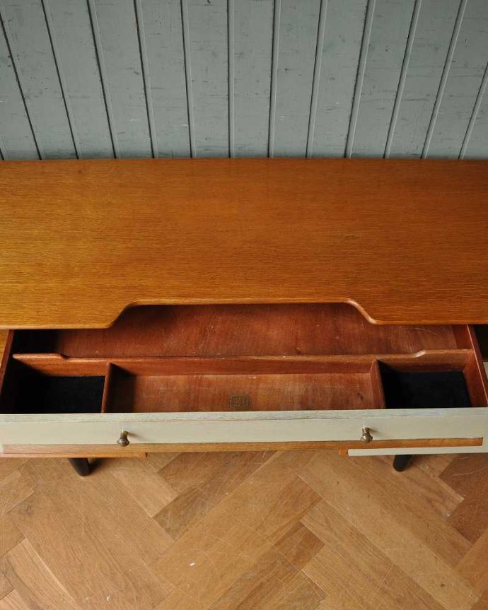 G-PLAN(Gプラン) アンティーク家具 ビンテージの北欧家具、色合いもカッコイイG-planのデスク(Tola&Black)。ペンやハンコなどを入れるのに便利です。(k-1845-f)