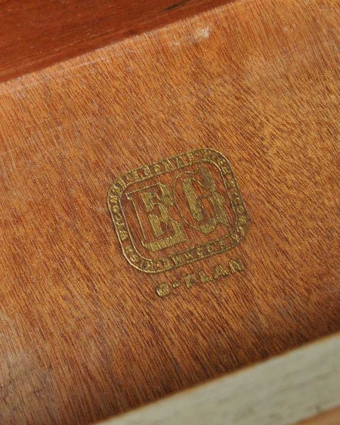 G-PLAN(Gプラン) アンティーク家具 ビンテージの北欧家具、色合いもカッコイイG-planのデスク(Tola&Black)。G-planのロゴがあります。(k-1845-f)