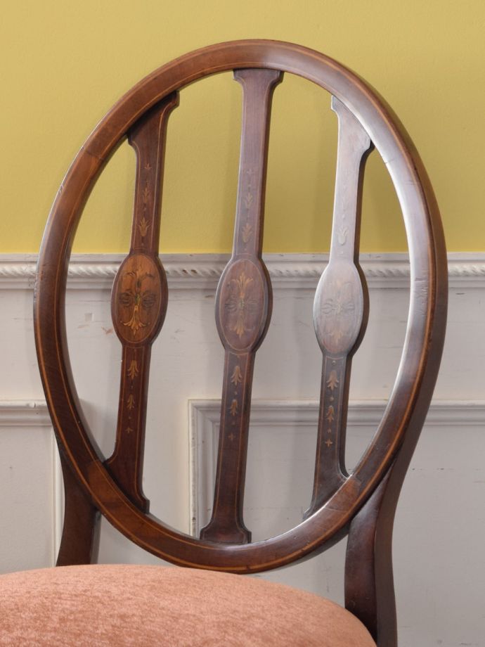 背もたれが美しいアンティークの椅子