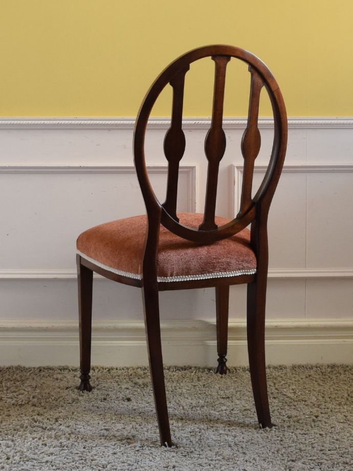 アンティークのサロンチェアの後ろ姿