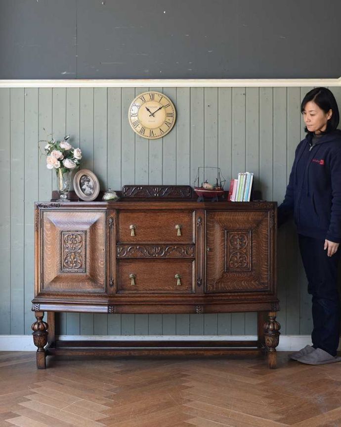 サイドボード　アンティーク家具　重厚感たっぷりのアンティークの英国家具、彫刻が美しいサイドボード 。英国アンティーク家具らしい重厚なオトナの美しさ重厚感のあるドッシリとした雰囲気の彫がたっぷり入ったサイドボード、もともとはダイニングでサーブ用に使われていた家具です。(k-1848-f)