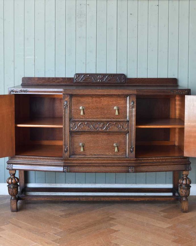 サイドボード　アンティーク家具　重厚感たっぷりのアンティークの英国家具、彫刻が美しいサイドボード 。扉の奥にはたっぷりの収納。(k-1848-f)