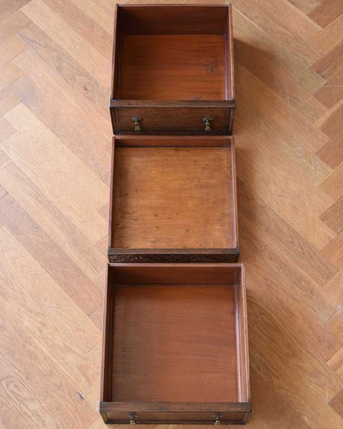 サイドボード　アンティーク家具　重厚感たっぷりのアンティークの英国家具、彫刻が美しいサイドボード 。引き出しの中もキレイに修復しましたもともとカトラリーを入れて使っていた引き出し。(k-1848-f)