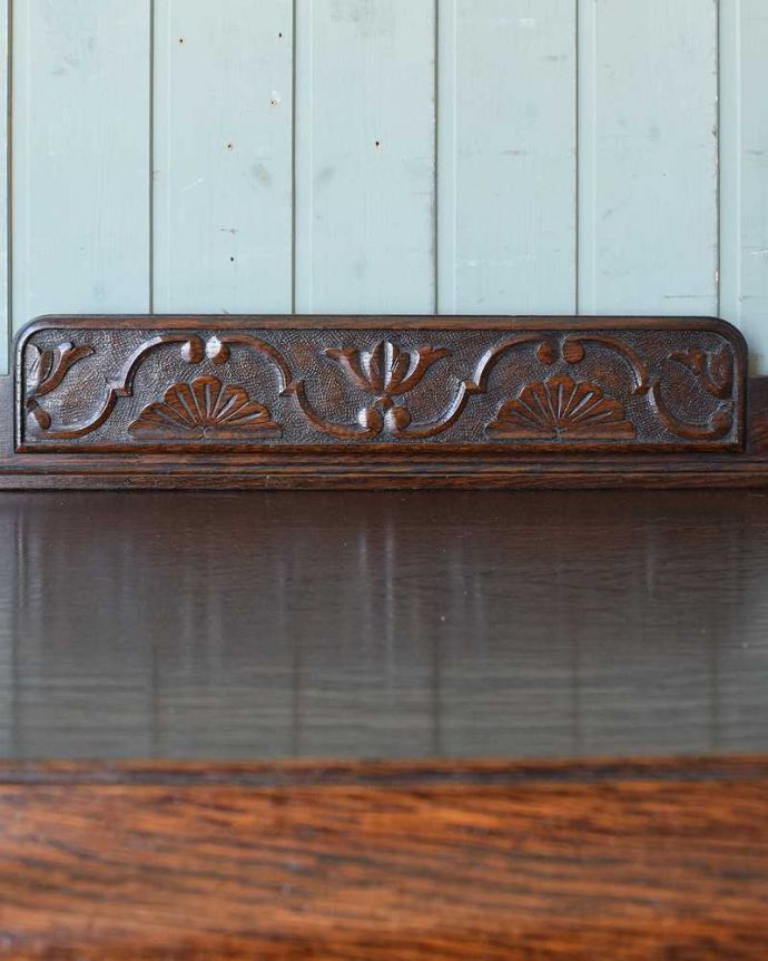 サイドボード　アンティーク家具　重厚感たっぷりのアンティークの英国家具、彫刻が美しいサイドボード 。至る所に繊細な彫いろんな彫のデザインがありますが、個人的に美しいと思える女性らしく優雅なデザインを選んできました。(k-1848-f)