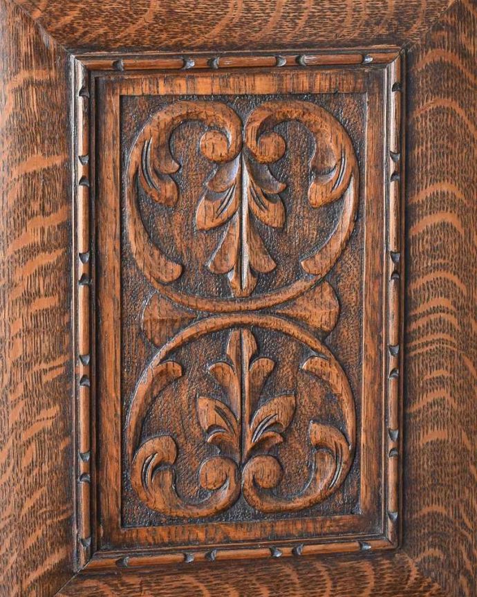 サイドボード　アンティーク家具　重厚感たっぷりのアンティークの英国家具、彫刻が美しいサイドボード 。惚れ惚れするような美しさとっても堅い無垢材に一体どうやって彫っていったんでしょう？アンティークらしく細かい彫りを眺めているだけでうっとりしてしまいます。(k-1848-f)