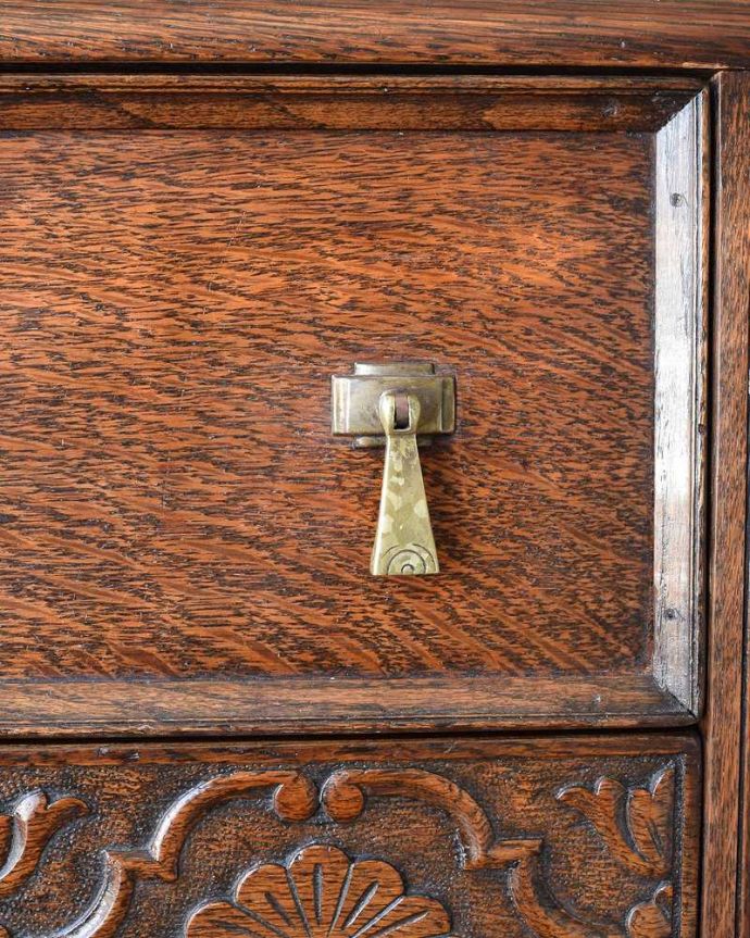 サイドボード　アンティーク家具　重厚感たっぷりのアンティークの英国家具、彫刻が美しいサイドボード 。取っ手にまでアンティークらしさ時間の流れが感じられる凝ったデザインの味わい深い取っ手。(k-1848-f)