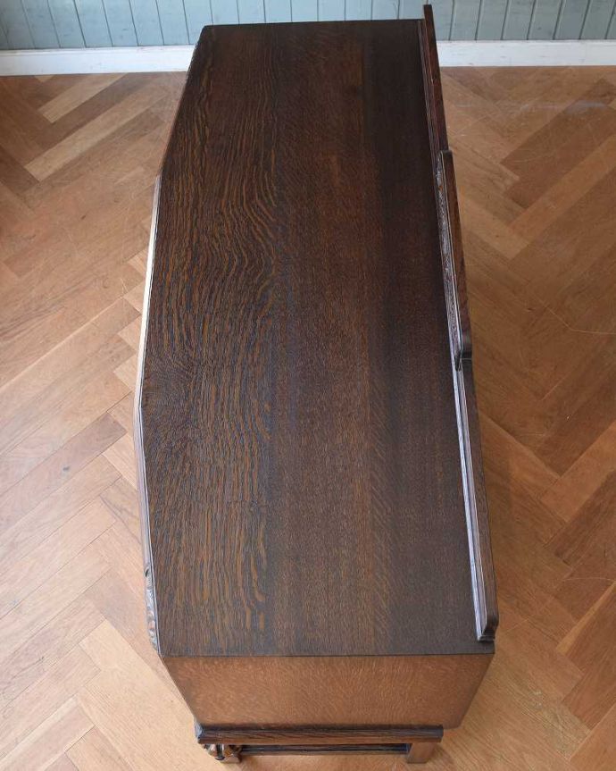 サイドボード　アンティーク家具　重厚感たっぷりのアンティークの英国家具、彫刻が美しいサイドボード 。上から見てるとこんな感じです。(k-1848-f)