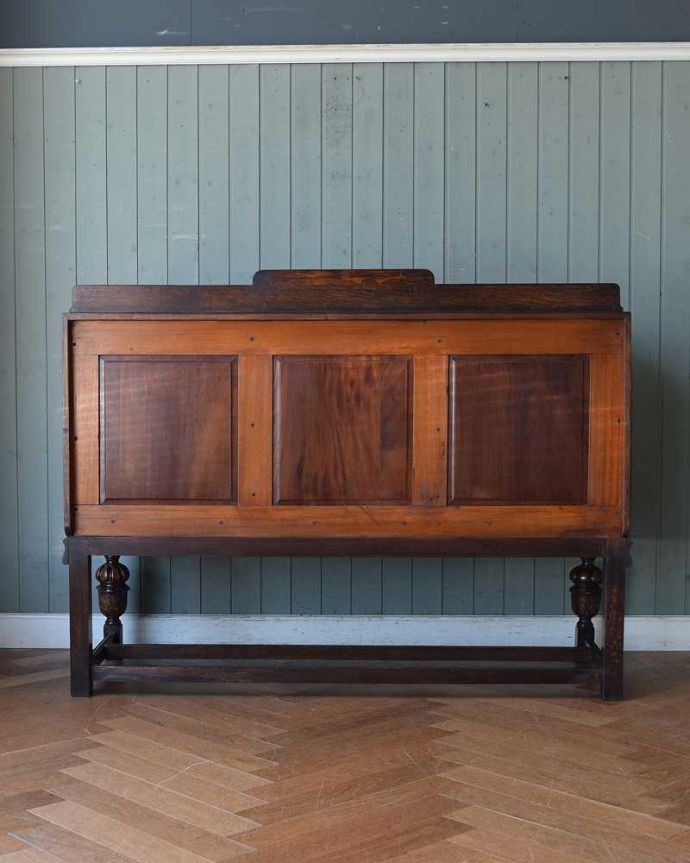 サイドボード　アンティーク家具　重厚感たっぷりのアンティークの英国家具、彫刻が美しいサイドボード 。さらに後ろ姿もチェックアンティークは新品ではないので、もちろん経年変化によるキズはありますが、専門の職人がキレイに修復しました。(k-1848-f)