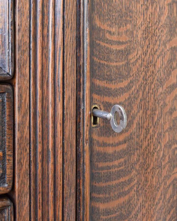 サイドボード　アンティーク家具　重厚感たっぷりのアンティークの英国家具、彫刻が美しいサイドボード 。鍵をかけることができます。(k-1848-f)