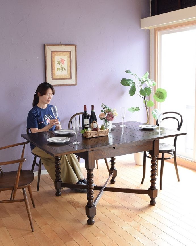 アンティーク家具 英国輸入のアンティーク家具、使う人数に合わせてサイズが変えられるドローリーフテーブル（ダイニングテーブル）。3通りの大きさで使える便利なテーブル天板の下に隠れているリーフを引っ張り出せばあっという間に大きく使えるドローリーフテーブル。(k-1850-f)