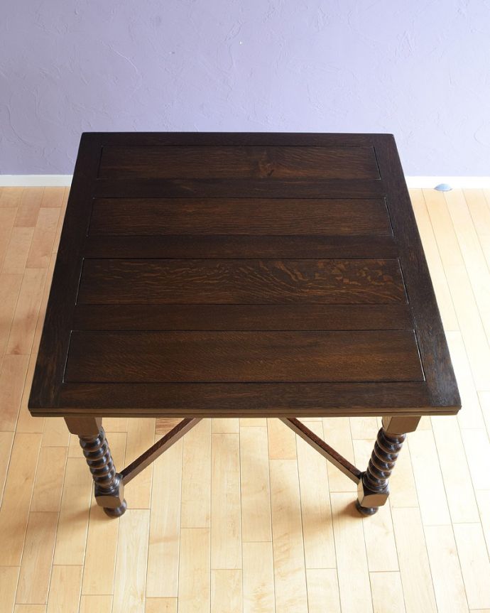 アンティーク家具 英国輸入のアンティーク家具、使う人数に合わせてサイズが変えられるドローリーフテーブル（ダイニングテーブル）。上から見るとこんな形リーフを開く前はこんな形です。(k-1850-f)