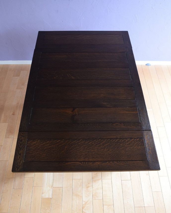 アンティーク家具 英国輸入のアンティーク家具、使う人数に合わせてサイズが変えられるドローリーフテーブル（ダイニングテーブル）。やっぱりテーブルは天板が重要全部開いた状態で天板を上から見てみるとこんな感じです。(k-1850-f)