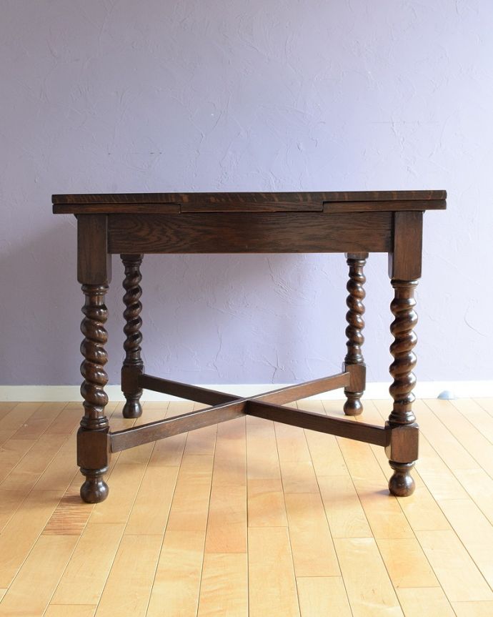アンティーク家具 英国輸入のアンティーク家具、使う人数に合わせてサイズが変えられるドローリーフテーブル（ダイニングテーブル）。横から見るとこんな感じ真横から見てみるとこんな感じ。(k-1850-f)