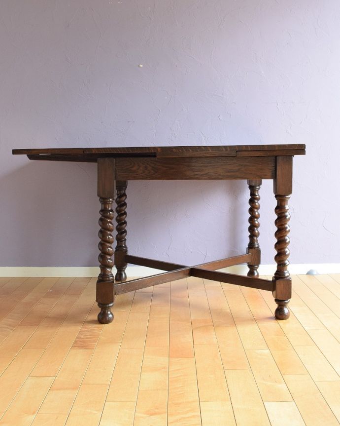 アンティーク家具 英国輸入のアンティーク家具、使う人数に合わせてサイズが変えられるドローリーフテーブル（ダイニングテーブル）。片方だけ開いてもOK片方のリーフだけを開くとこんな感じ。(k-1850-f)