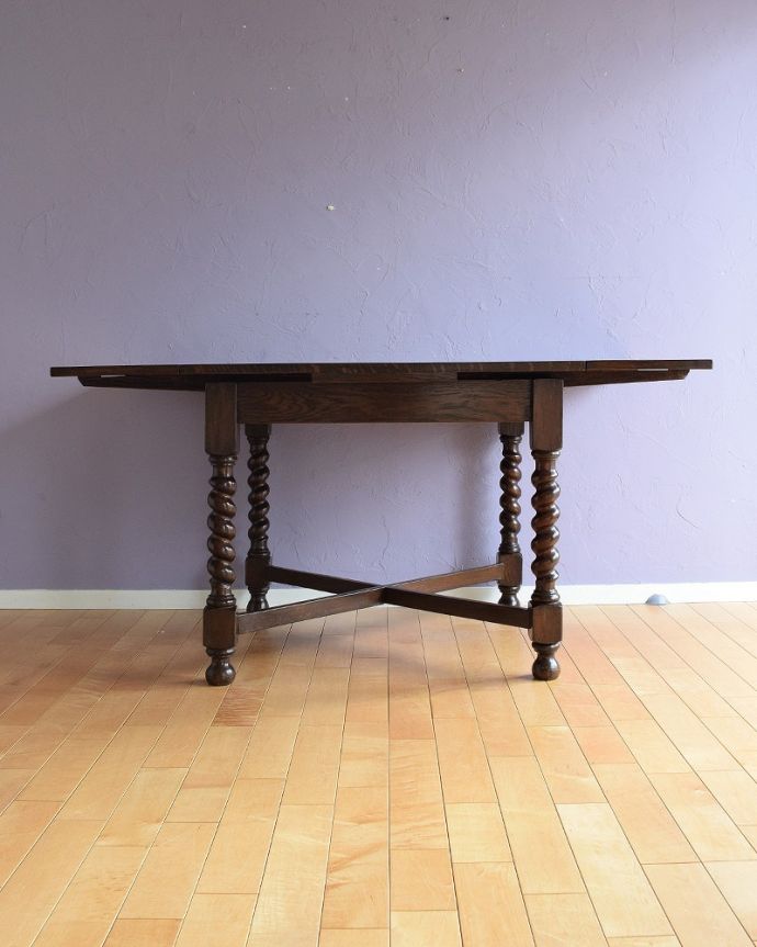 アンティーク家具 英国輸入のアンティーク家具、使う人数に合わせてサイズが変えられるドローリーフテーブル（ダイニングテーブル）。両方開くと大きなサイズ！家族が増えた時やみんなが集まった時、両方のリーフを開けば大きなサイズに。(k-1850-f)