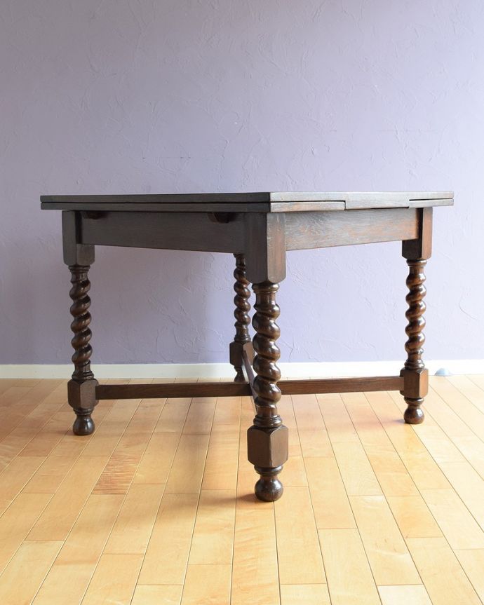 アンティーク家具 英国輸入のアンティーク家具、使う人数に合わせてサイズが変えられるドローリーフテーブル（ダイニングテーブル）。こちら側から見てみると･･･アンティークは新品ではないので、もちろん経年変化によるキズはありますが、専門の職人がキレイに修復しました。(k-1850-f)