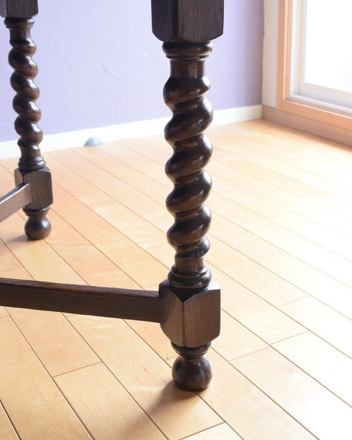 アンティーク家具 英国輸入のアンティーク家具、使う人数に合わせてサイズが変えられるドローリーフテーブル（ダイニングテーブル）。持ち上げなくても移動できます！Handleのアンティークは、脚の裏にフェルトキーパーをお付けしていますので、持ち上げなくても床を滑らせて移動させることが出来ます。(k-1850-f)