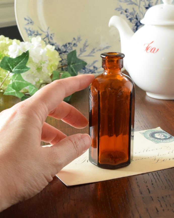 アンティーク ガラスボトル アンティーク雑貨 イギリスから届いたアンティーク雑貨、茶色の小さなガラスボトル。後ろ側を見ると・・・なんとなくゆがんでいたり、気泡が入っていたり・・・そこがアンティークらしさです。(k-1850-z)