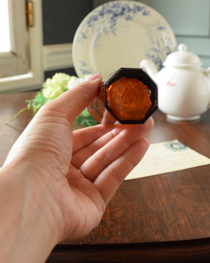 アンティーク ガラスボトル アンティーク雑貨 イギリスから届いたアンティーク雑貨、茶色の小さなガラスボトル。底はこんな感じです。(k-1850-z)