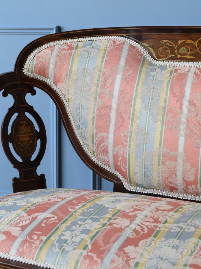 背もたれが美しいアンティークの椅子