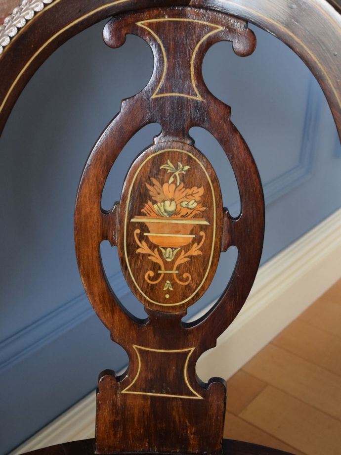 英国アンティーク家具らしい装飾