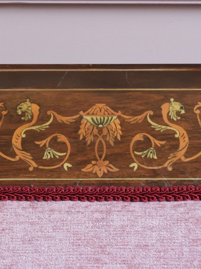 英国アンティーク家具らしい装飾