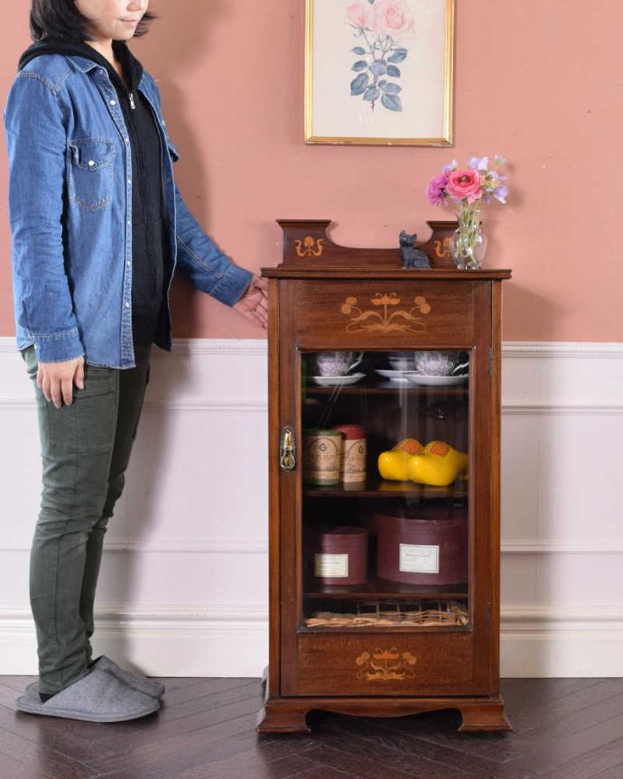 アンティークのキャビネット　アンティーク家具　象嵌が装飾された豪華なアンティーク家具、マホガニー材のミュージックキャビネット。贅沢な時間が過ごせる最上級の美しさ楽譜を美しく収納するためだけに作られたコンパクトなサイズのミュージックキャビネットは、造りも贅沢です。(k-1851-f)