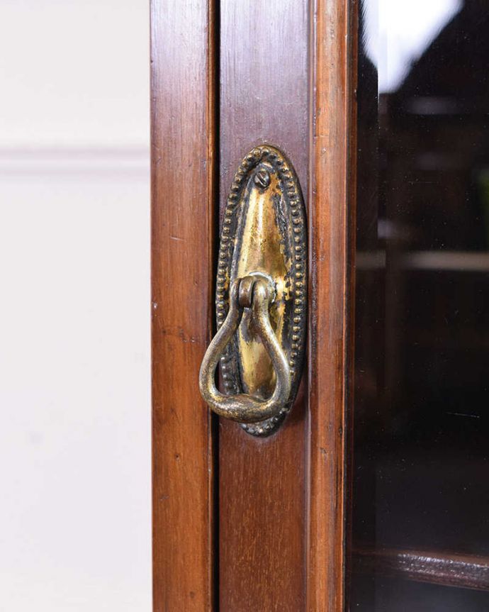アンティークのキャビネット　アンティーク家具　象嵌が装飾された豪華なアンティーク家具、マホガニー材のミュージックキャビネット。開ける度にワクワク取っ手もアンティークらしい贅沢なデザイン。(k-1851-f)
