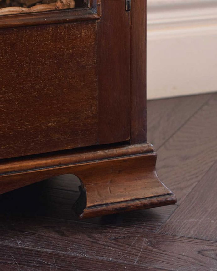 アンティークのキャビネット　アンティーク家具　象嵌が装飾された豪華なアンティーク家具、マホガニー材のミュージックキャビネット。女性１人でラクラク運べちゃうんですHandleのアンティークは、脚の裏にフェルトキーパーをお付けしています。(k-1851-f)