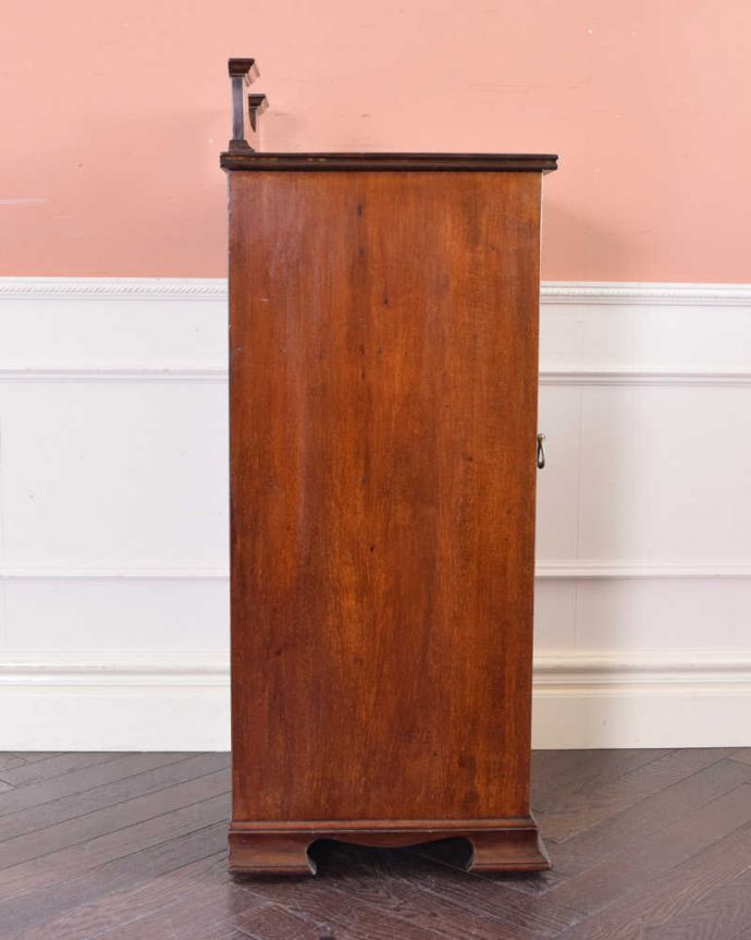 アンティークのキャビネット　アンティーク家具　象嵌が装飾された豪華なアンティーク家具、マホガニー材のミュージックキャビネット。もちろん横顔も美しいしっかりお直ししたので、どこから見ても美しい自信があります。(k-1851-f)