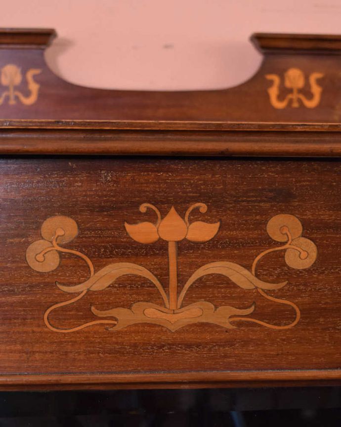 アンティークのキャビネット　アンティーク家具　象嵌が装飾された豪華なアンティーク家具、マホガニー材のミュージックキャビネット。女性らしいモチーフです。(k-1851-f)