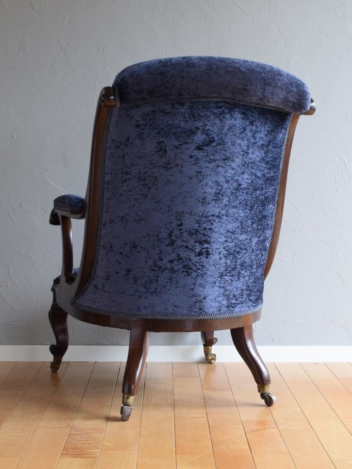 アンティークのパーソナルチェアの後ろ姿