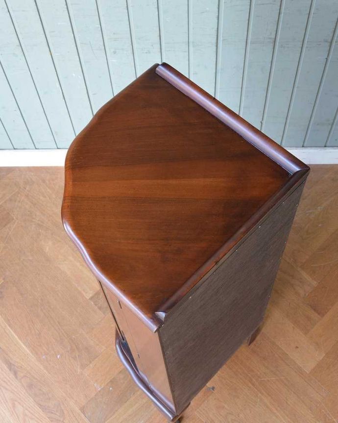 アンティークのキャビネット アンティーク家具 装飾が上品なアンティーク家具、英国から届いたウォルナット材のコーナーキャビネット。上から見るとこんな感じもちろん天板もピカピカにお直ししました。(k-1852-f)