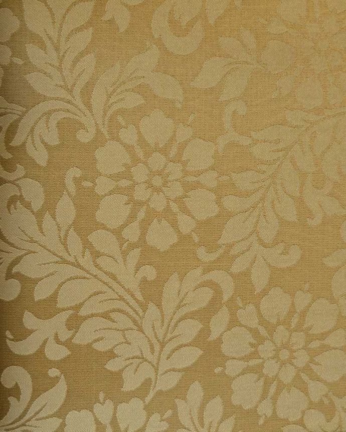 アンティークのキャビネット アンティーク家具 装飾が上品なアンティーク家具、英国から届いたウォルナット材のコーナーキャビネット。新しく貼り替えましたキャビネットの表情に合わせて、背板の生地をセレクト。(k-1852-f)