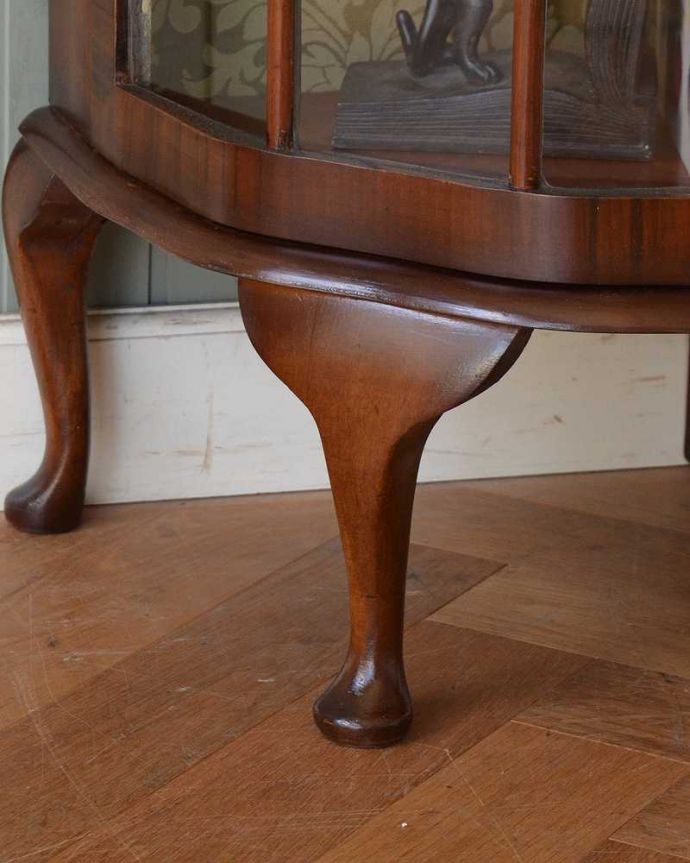 アンティークのキャビネット アンティーク家具 装飾が上品なアンティーク家具、英国から届いたウォルナット材のコーナーキャビネット。女性1人でラクラク運べちゃう仕掛けHandleのアンティークは、脚の裏にフェルトキーパーをお付けしています。(k-1852-f)