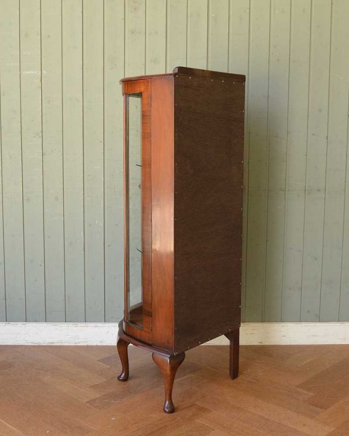 アンティークのキャビネット アンティーク家具 装飾が上品なアンティーク家具、英国から届いたウォルナット材のコーナーキャビネット。横から見てもキレイもちろん、横から見てもキレイに仕上がっているので、安心して使ってください。(k-1852-f)