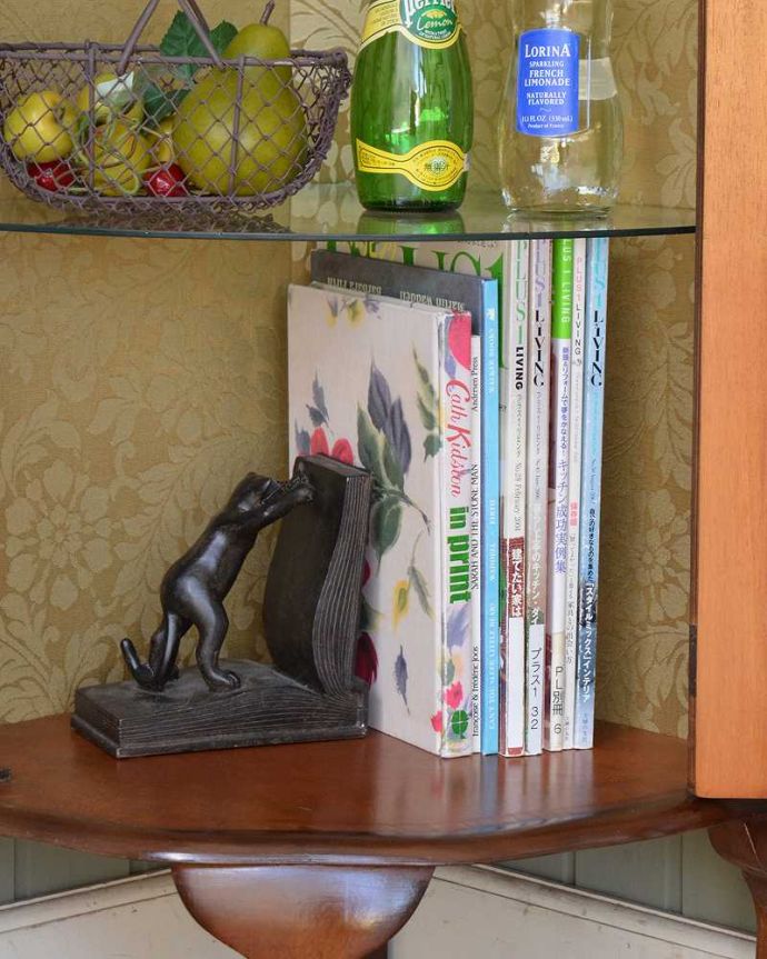 アンティークのキャビネット　アンティーク家具　装飾が上品なアンティーク家具、英国から届いたウォルナット材のコーナーキャビネット。。(k-1852-f)