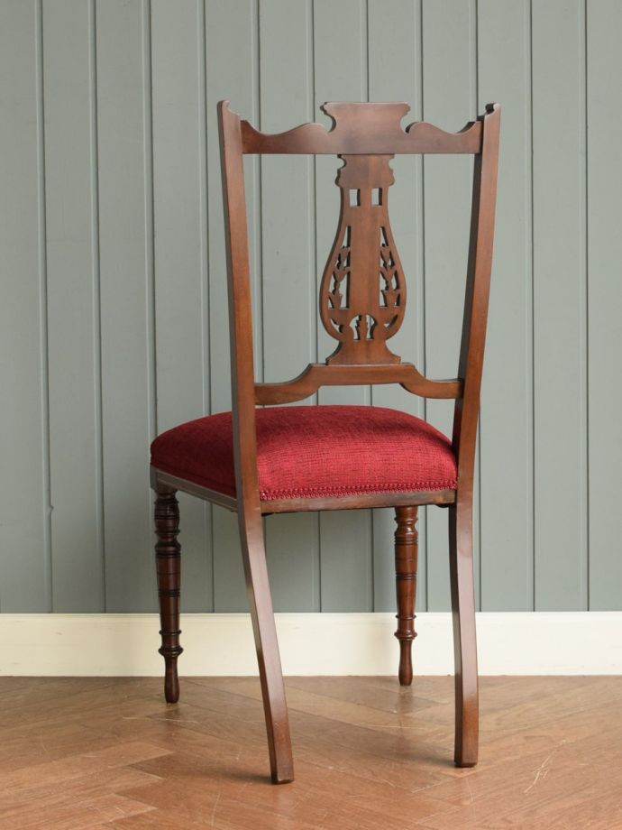 アンティークのサロンチェアの後ろ姿