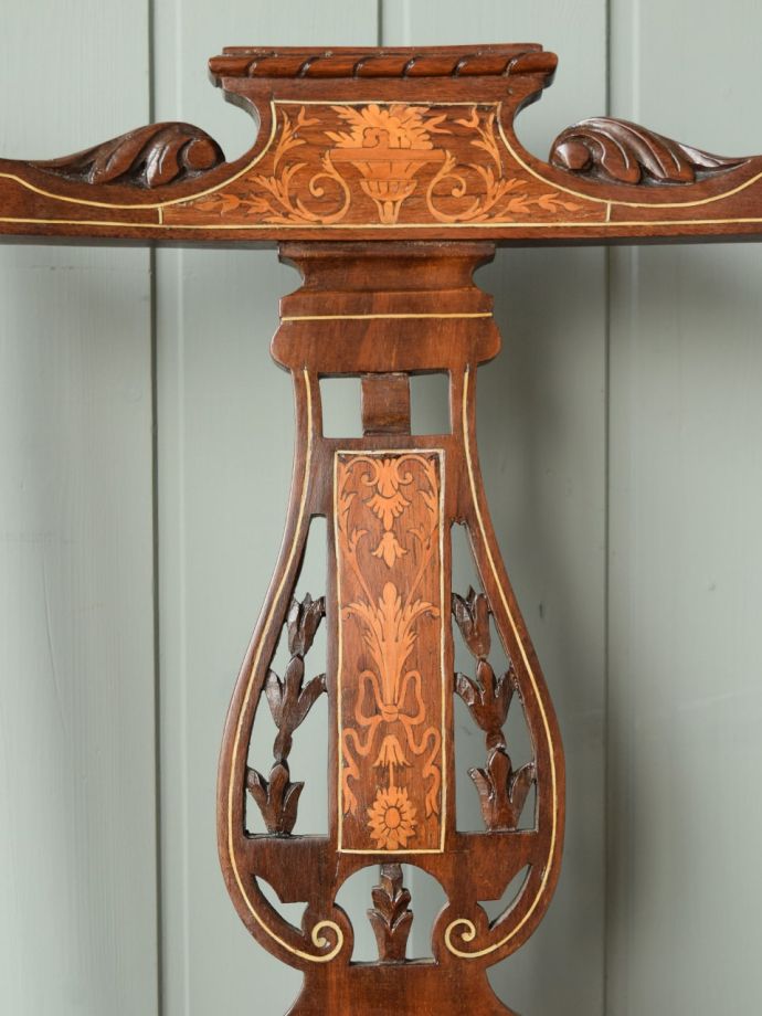 英国アンティークらしい装飾