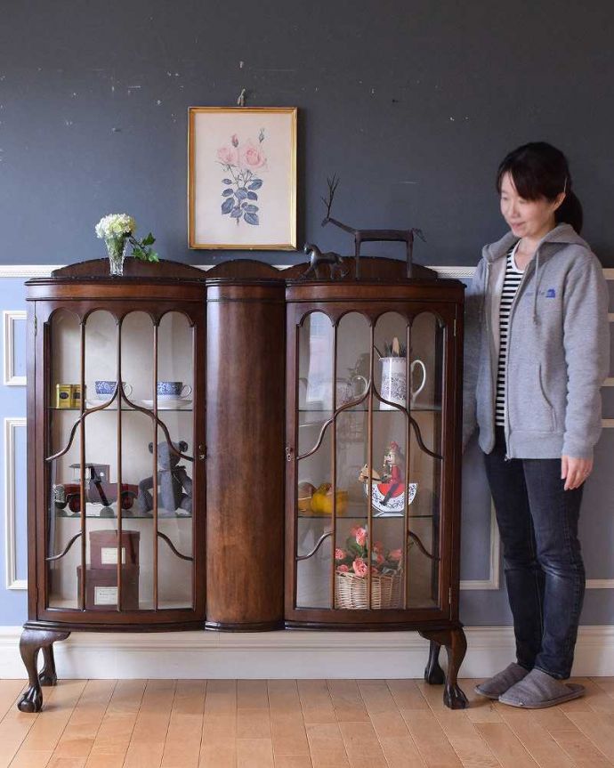アンティークのキャビネット アンティーク家具 クラシックな英国のアンティーク家具、ガラスキャビネット(飾り棚)。おススメNo.1のアンティーク家具もともとチャイナキャビネットとして陶器を見せながら収納するために造られたガラスの扉のキャビネット。(k-1853-f)