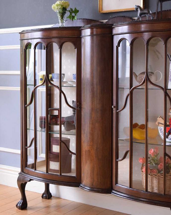 アンティークのキャビネット アンティーク家具 クラシックな英国のアンティーク家具、ガラスキャビネット(飾り棚)。アンティークのガラスを通してみると、なんだか高級光をたっぷり取り入れてくれるガラス扉と棚板。(k-1853-f)